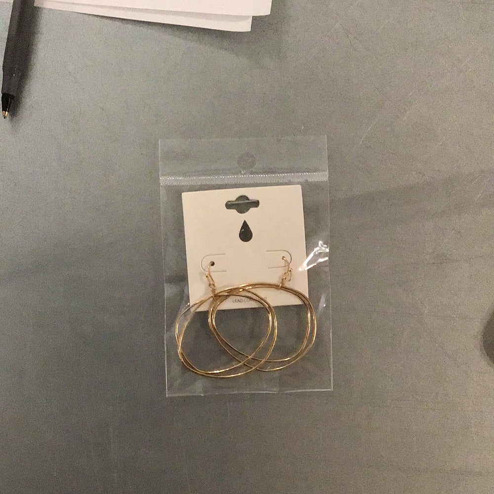 
            
                Load image into Gallery viewer, Gold metal drop earrings
            
        