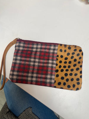 
            
                Load image into Gallery viewer, Plaid Wristlet
            
        