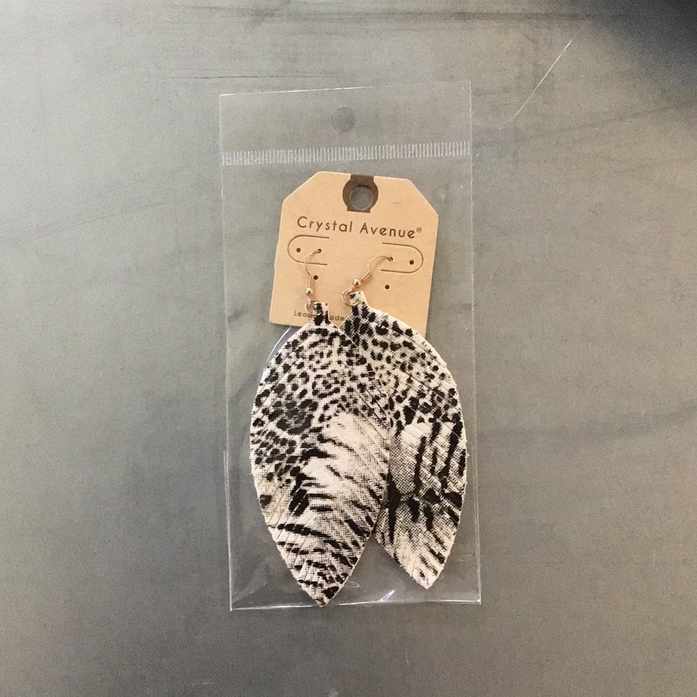 
            
                Load image into Gallery viewer, Leather animal print earring
            
        