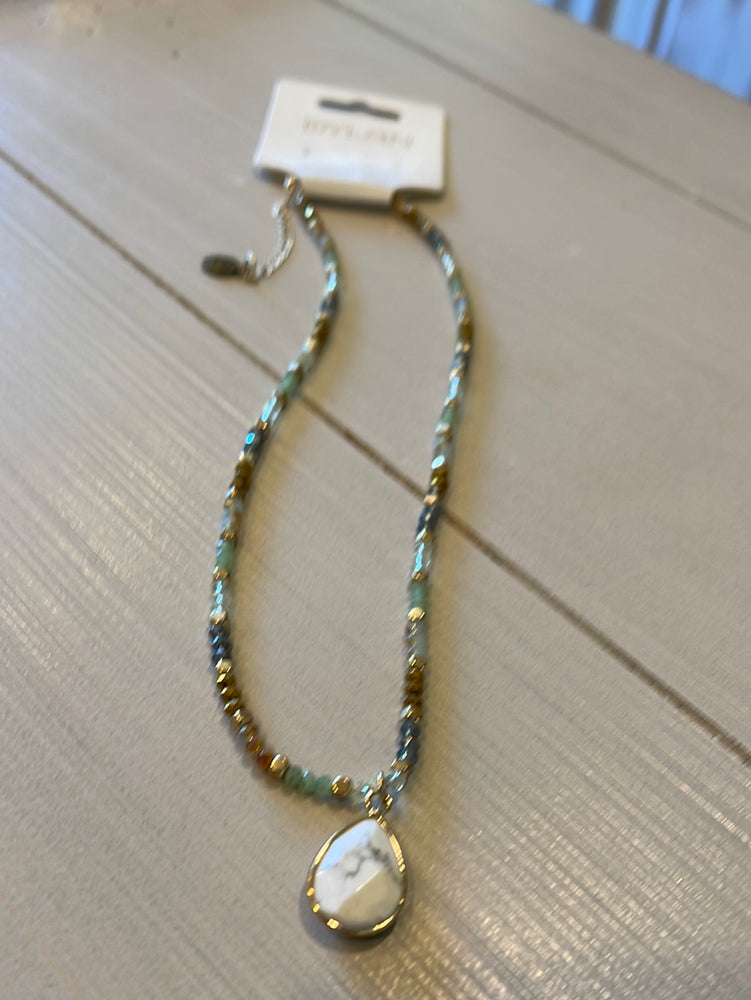 
            
                Load image into Gallery viewer, Small Beaded Necklace w/pendant
            
        