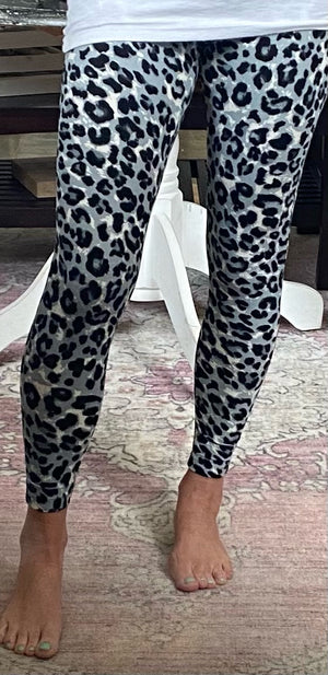 
            
                Load image into Gallery viewer, Snow Leopard Leggings
            
        